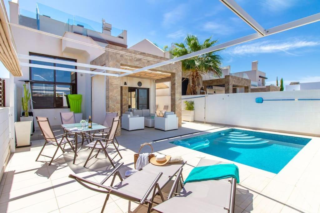 Villa Nina With Pool 로잘레스 외부 사진